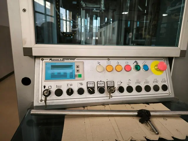 Used Bottling Hive Inserter Mondo & Scaglione INSERITRICE MOD. 2001 - 2000, 600 BPH