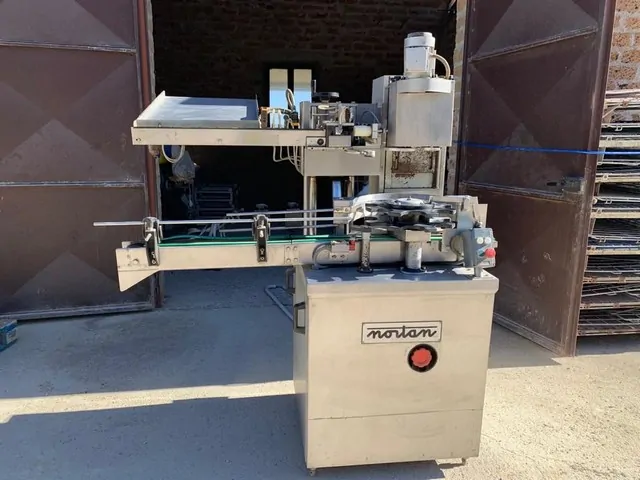 Used Bottling Polylaminate Capsuling Machine Nortan UNICAP 35 - 1989, 1,000 BPH