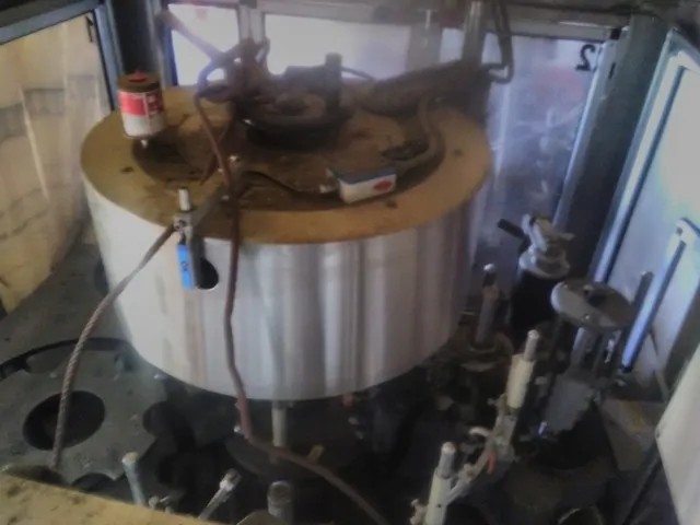 Used Bottling Cold Glue Labeler P.E. UNIVERSAL 9t/540/3S-3E. - 2001, 6,000 BPH