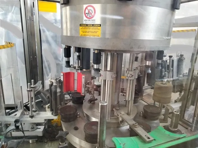 Used Bottling Self-Adhesive Labeler Cavagnino & Gatti G-FR-1-7-2XPSP-3 - 2006, 4,000 BPH