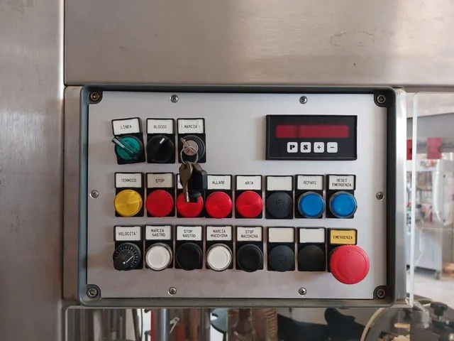 Used Bottling Self-Adhesive Labeler Kosme EXTRA ADH 504 4T S2 E2 - 2006, 2,500 BPH