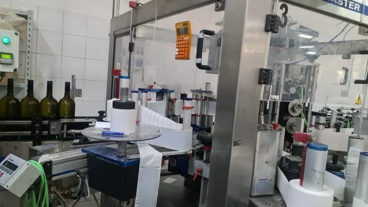 Used Bottling Self-Adhesive Labeler P.E. master m/e - 2005, 3,500 BPH