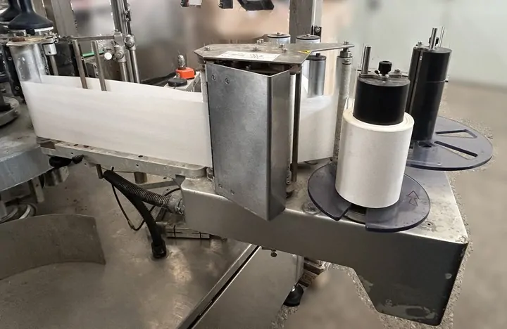 Used Bottling Self-Adhesive Labeler Kosme EXTRA AD 504/6 CE - 2009, 4,500 BPH