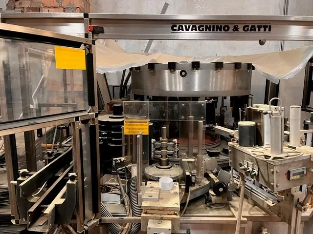 Used Bottling Self-Adhesive Labeler Cavagnino & Gatti CG84CLR/20/2HPS - 1999, 10,000 BPH