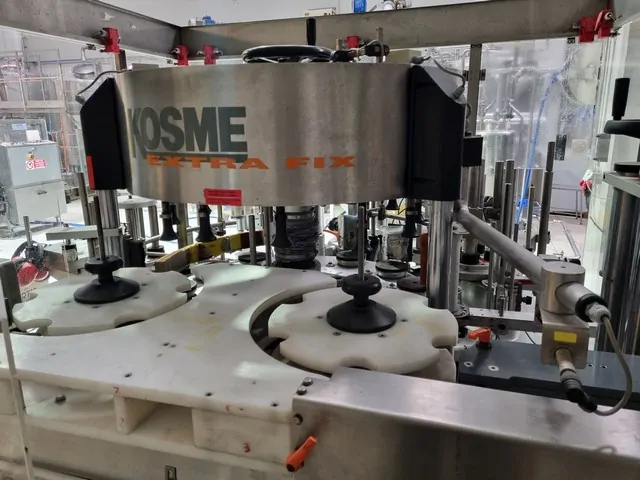 Used Bottling Self-Adhesive Labeler Kosme extra fix 720 12t s2 e2 s2 e2 adh - 2001, 12,000 BPH