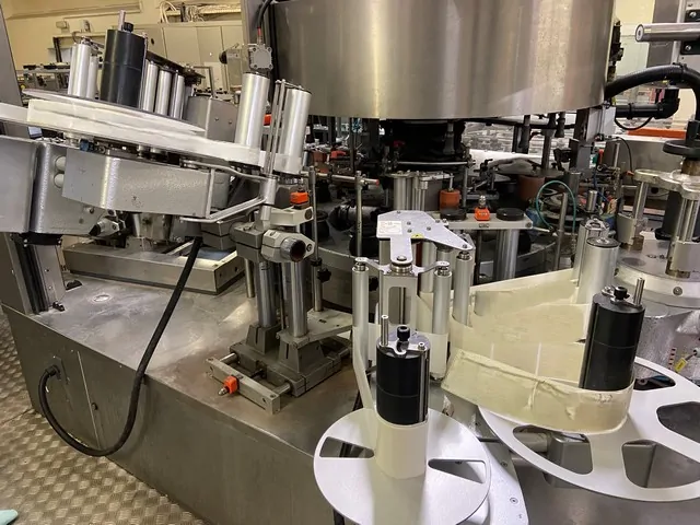 Used Bottling Self-Adhesive Labeler Kosme Extra fix 1056 - 2008, 9,000 BPH