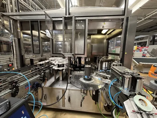 Used Bottling Roll-Fed Labeler Sacmi OPERA 200 RF - 2006, 20,000 BPH