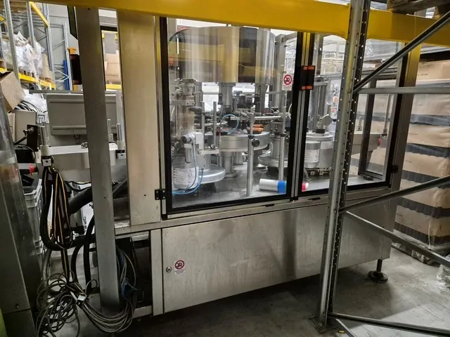 Used Bottling Cold Glue Labeler Kosme Extra Fix 504/6 sc2 e3 - 2010, 4,200 BPH