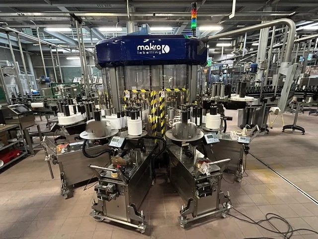 Used Bottling Self-Adhesive Labeler Makro MAK-4 16P UA5 L3 CO2 - 2016, 12,000 BPH