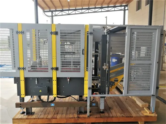 Used Bottling Case Erector SIAT f44 - 2015, 8 BPH