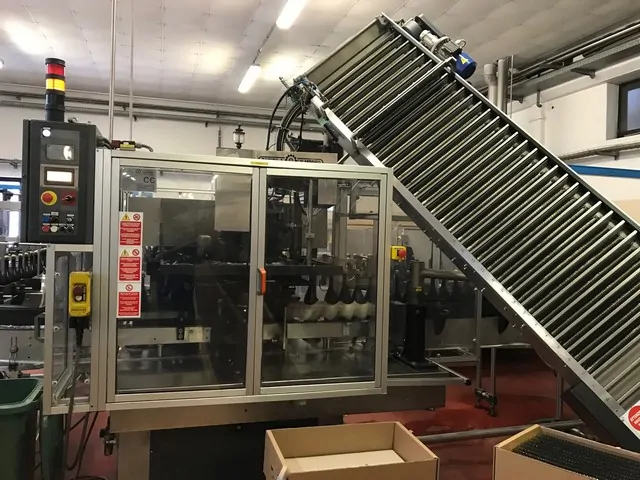 Used Bottling Wirehooder Robino & Galandrino RECORD 20000 - 1988, 16,000 BPH