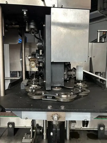 Used Bottling Wirehooder Robino & Galandrino REKORD 6 - 2000, 6,000 BPH