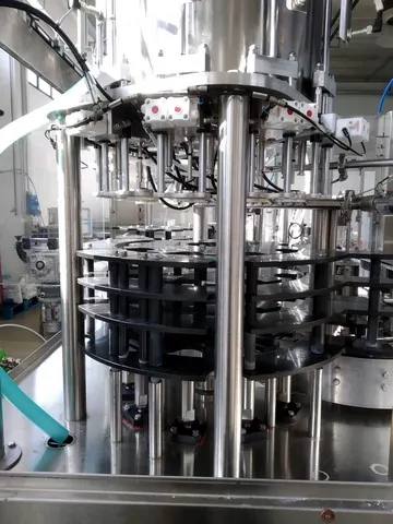 Used Bottling Isobaric Filling Monoblock COMAC - 2013, 700 BPH