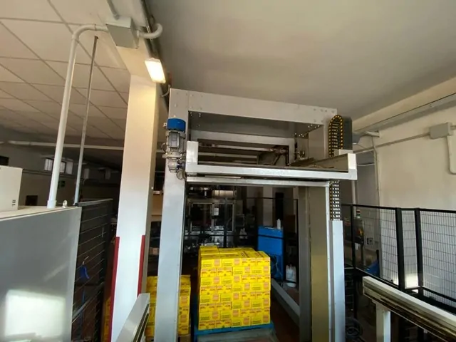 Used Bottling Palletizer APE - 1996, 5,000 BPH