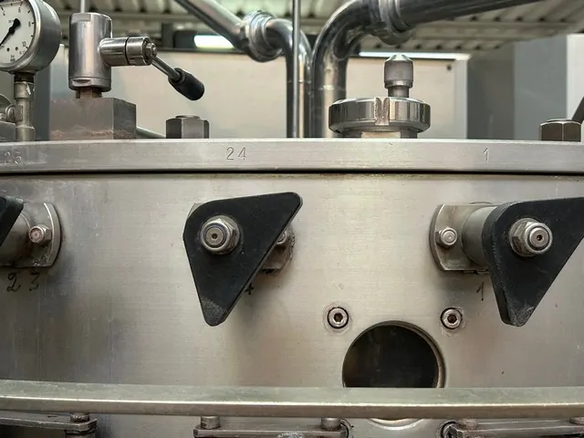 Used Bottling Isobaric Filler Bertolaso Suprema 24 - 2001, 2,400 BPH
