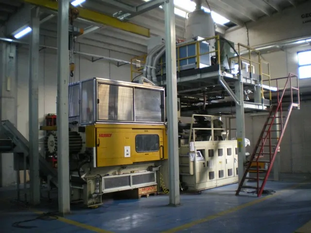 Used Bottling PET Preform Press Husky XL225PET - 1989, 1,000 BPH