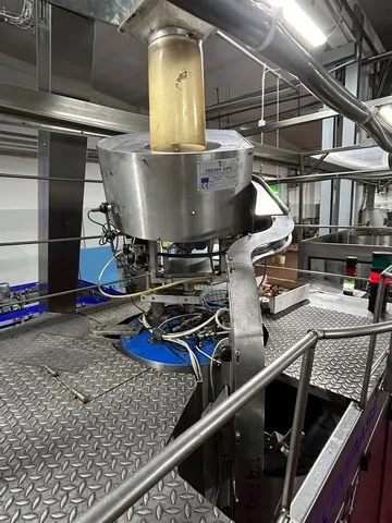 Used Bottling Screw Cap Capper Kompass Star Four Av - 2004, 7,000 BPH