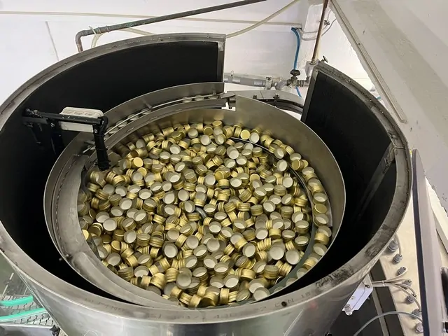 Used Bottling Capper Arol EURO VA 3 KOPFE - 2001, 5,000 BPH